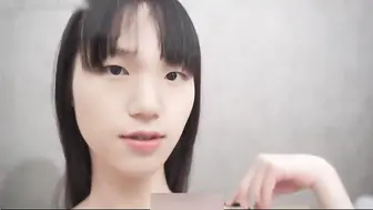 调教贫乳瘦瘦的妹子，按住头口交深喉