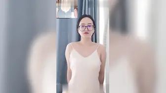精神小妹在男友的调教下成功变成骚母狗，性欲非常强，粉嫩的小穴没经历一次肉棒冲击之后都会流出淫水，淫叫声非常悦耳