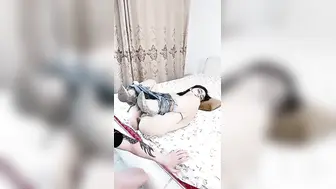 高跟牛仔裤风骚女友跟男友激情啪啪，口交酸奶大鸡巴好骚，衣服都没脱完就让小哥干上了，无套抽插直接内射