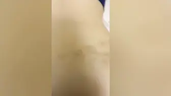 风韵犹存的亲妈在家做瑜伽诱惑儿子，儿子一时没控制住直接脱下亲妈内裤，手指不断往妈妈骚穴探索 大肉棒无套抽插 骚逼被精液射满