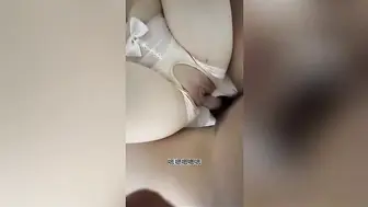 风韵犹存的亲妈在家做瑜伽诱惑儿子，儿子一时没控制住直接脱下亲妈内裤，手指不断往妈妈骚穴探索 大肉棒无套抽插 骚逼被精液射满