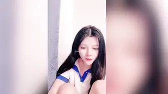 极品福利姬脱到一丝不挂诱惑观众，很漂亮的一线天